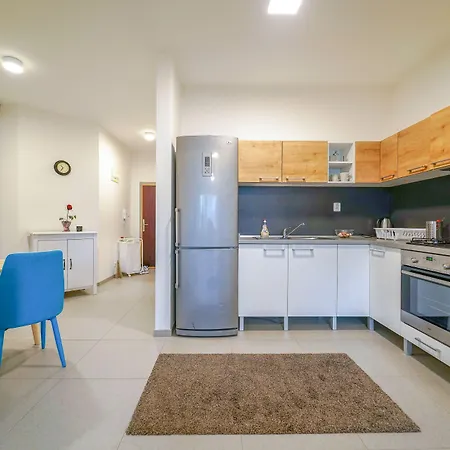 Vesna Convenient By Chors Pozsony